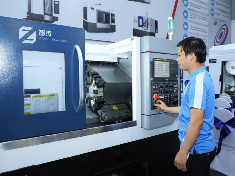 Máy tiện CNC mới