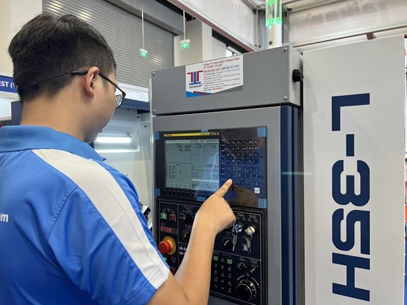 Máy tiện CNC mới
